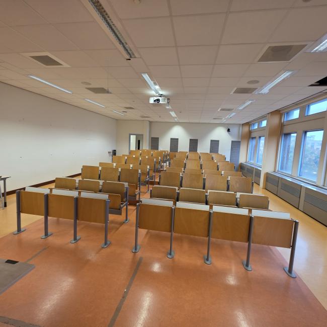  - COLLEGE ZAAL STOELEN BANKEN  (4)