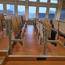  - COLLEGE ZAAL STOELEN BANKEN  (8)