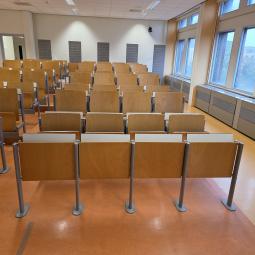  - COLLEGE ZAAL STOELEN BANKEN  (3)