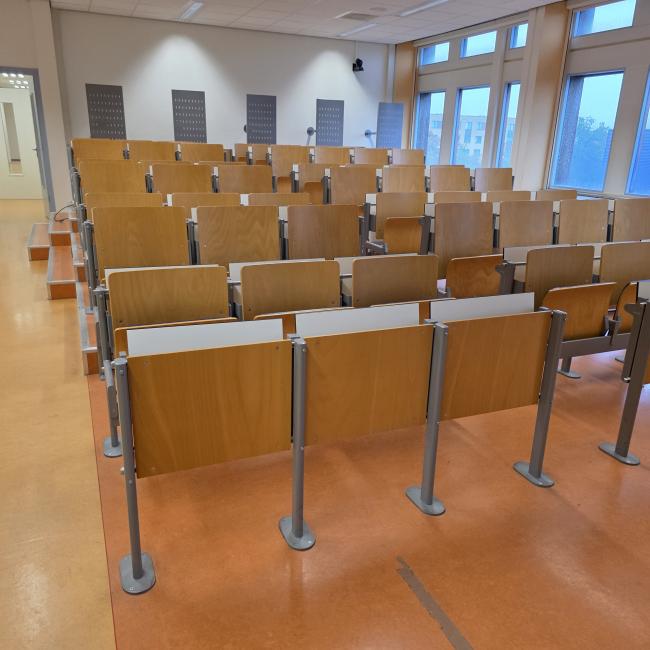  - COLLEGE ZAAL STOELEN BANKEN  (2)