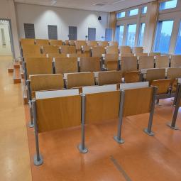  - COLLEGE ZAAL STOELEN BANKEN  (2)