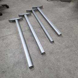  - 4 METALEN HOGE POTEN AFM 104 CM HOOG 29X6,5 CM  5,5X5,5 CM (1)