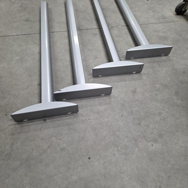  - 4 METALEN HOGE POTEN AFM 104 CM HOOG 29X6,5 CM  5,5X5,5 CM (2)