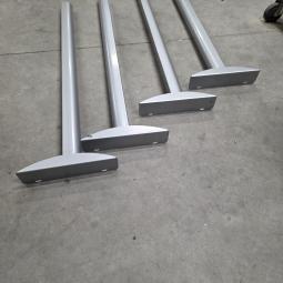  - 4 METALEN HOGE POTEN AFM 104 CM HOOG 29X6,5 CM  5,5X5,5 CM (2)
