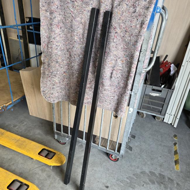  - 2X 147 CM TRAPEZIUM KOKER 43X33 MM 3-4 MM DIK  (2)