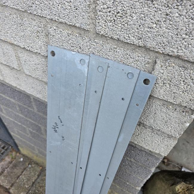  - metalen strippen 4x 106-10 cm   1 mm dik  (3)