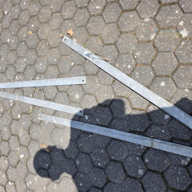  - 2 METALEN KRUISSCHOREN VOOR CONSTRUCTIE STALEN BALKEN AFM  170X4 CM  DIKTE 4 MM  (2)