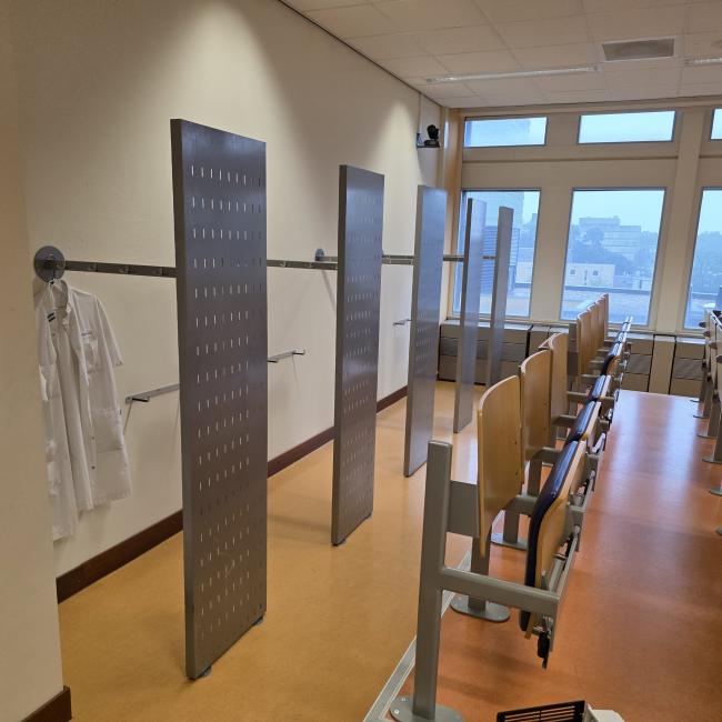  - COLLEGE ZAAL STOELEN BANKEN  (1)