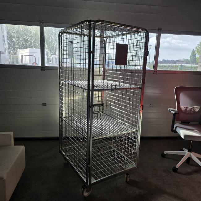  - 4 zijdige rolcontainer met deur afm 87x72x180 cm dbxxh  rondom gesloten  (5)