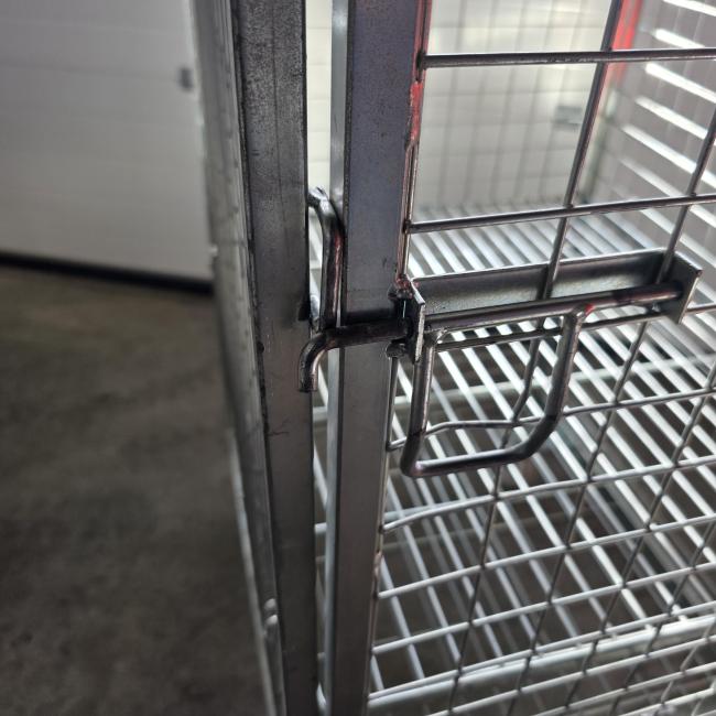  - 4 zijdige rolcontainer met deur afm 87x72x180 cm dbxxh  rondom gesloten  (7)